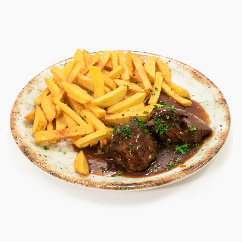 Щечки говяжьи в соусе по-бургундски с жареным картофелем 