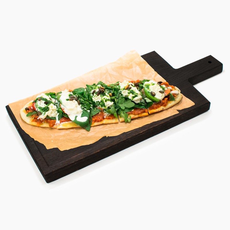 Лахмаджун со страчателлой, печеным перцем и авокадо