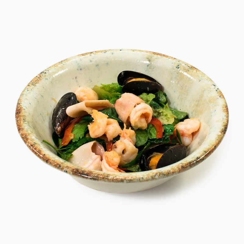 Зеленый салат с морепродуктами