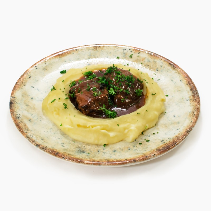 Щечки говяжьи в соусе по-бургундски с картофельным пюре